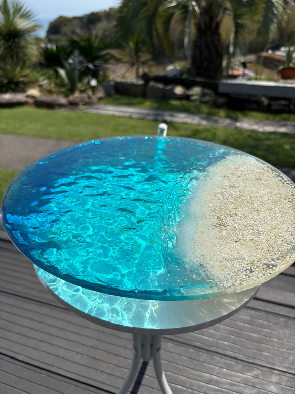 現品販売　ホワイトビーチ　海と砂浜　水紋の影　穏やかな海ガラスサイドテーブル　円形テーブル　エメラルドの海　 1枚目の画像