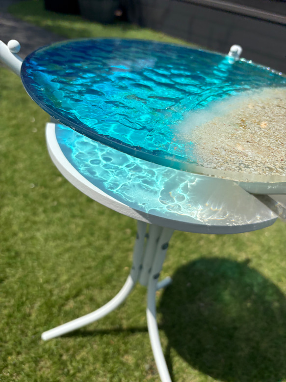 現品販売　ホワイトビーチ　海と砂浜　水紋の影　穏やかな海ガラスサイドテーブル　円形テーブル　エメラルドの海　 11枚目の画像