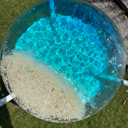現品販売　ホワイトビーチ　海と砂浜　水紋の影　穏やかな海ガラスサイドテーブル　円形テーブル　エメラルドの海　 3枚目の画像