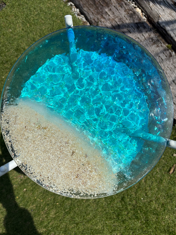 現品販売　ホワイトビーチ　海と砂浜　水紋の影　穏やかな海ガラスサイドテーブル　円形テーブル　エメラルドの海　 3枚目の画像