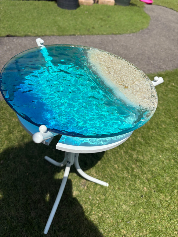 現品販売　ホワイトビーチ　海と砂浜　水紋の影　穏やかな海ガラスサイドテーブル　円形テーブル　エメラルドの海　 8枚目の画像