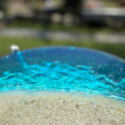 現品販売　ホワイトビーチ　海と砂浜　水紋の影　穏やかな海ガラスサイドテーブル　円形テーブル　エメラルドの海　 4枚目の画像