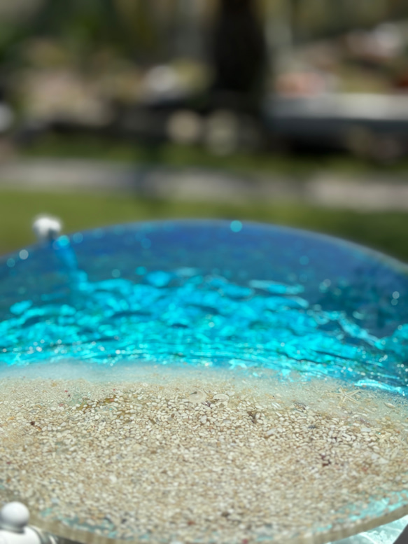 現品販売　ホワイトビーチ　海と砂浜　水紋の影　穏やかな海ガラスサイドテーブル　円形テーブル　エメラルドの海　 4枚目の画像