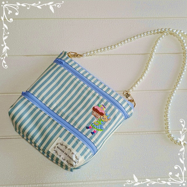 手刺繍　コインスルー機能つきお財布サコッシュ