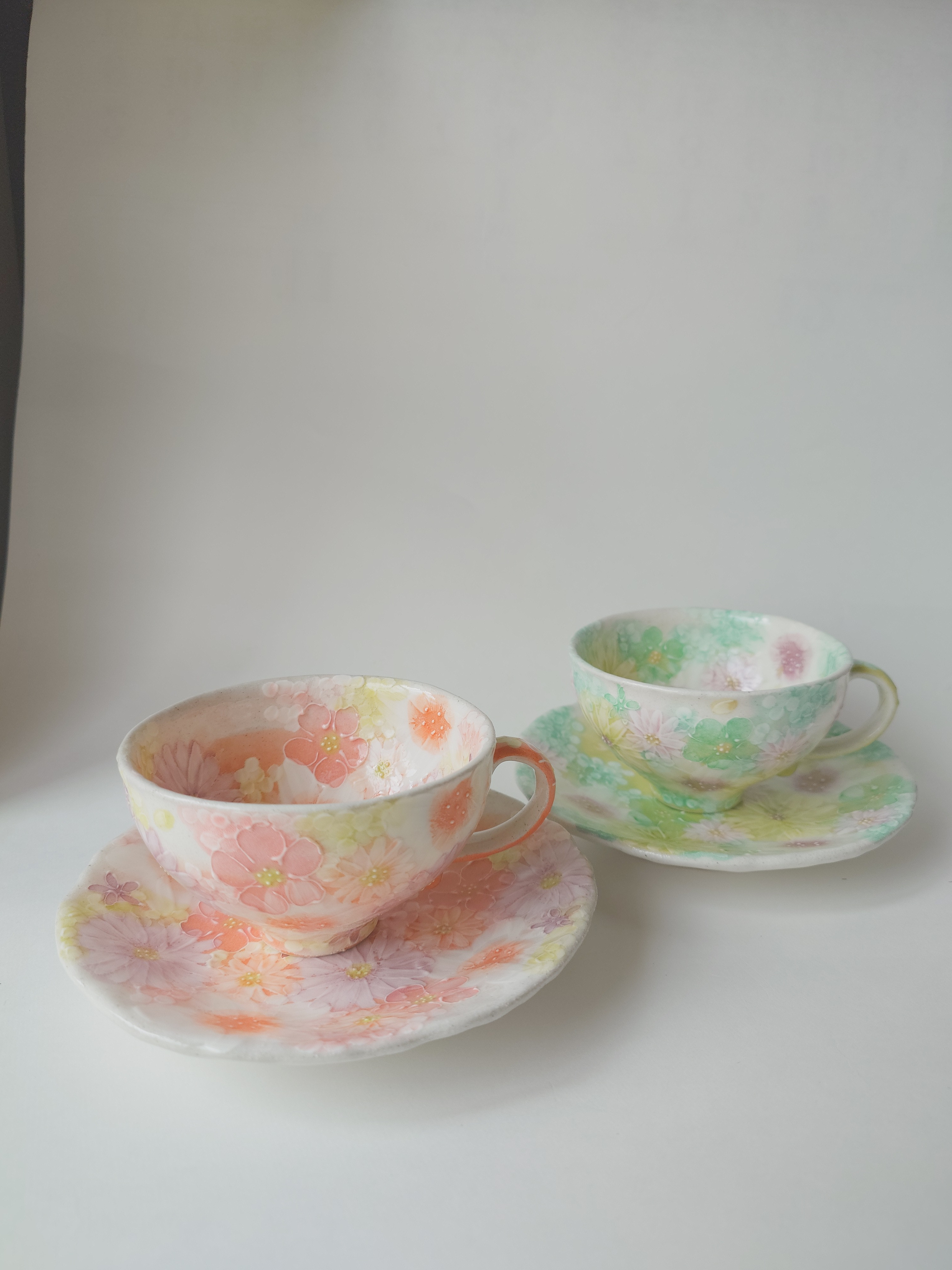 工房ゆずりは　カップ＆ソーサー　紅彩雅花と彩小花紋ペアセット