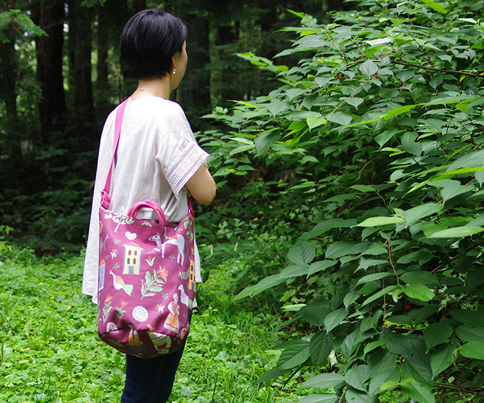 フォークっぽいほのぼのした馬柄のラウンドボトムバッグ