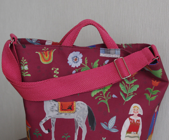 フォークっぽいほのぼのした馬柄のラウンドボトムバッグ