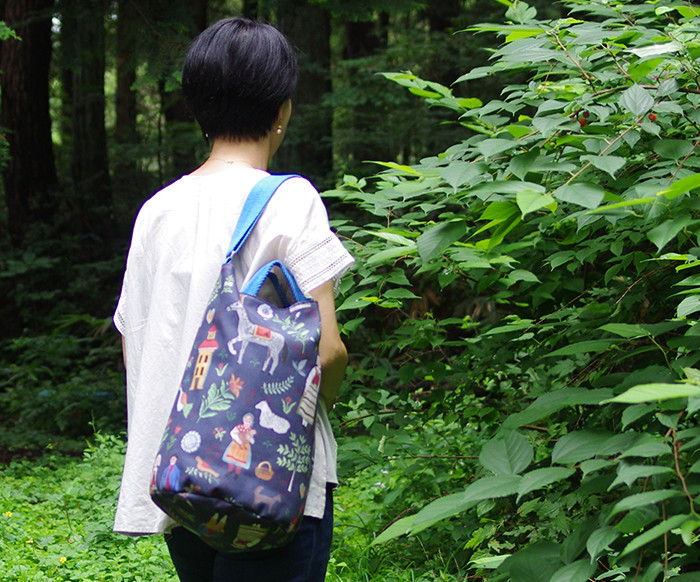 フォークっぽいほのぼのした馬柄のラウンドボトムバッグ