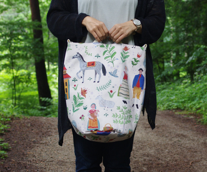 フォークっぽいほのぼのした馬柄のラウンドボトムバッグ