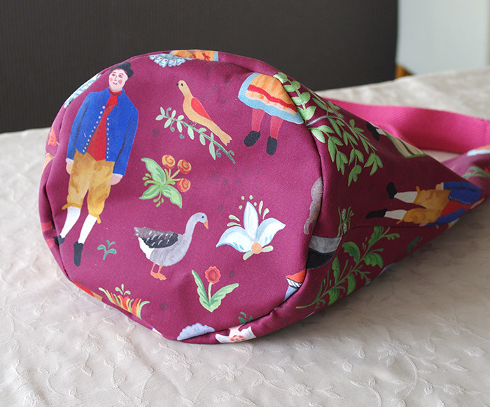 フォークっぽいほのぼのした馬柄のラウンドボトムバッグ