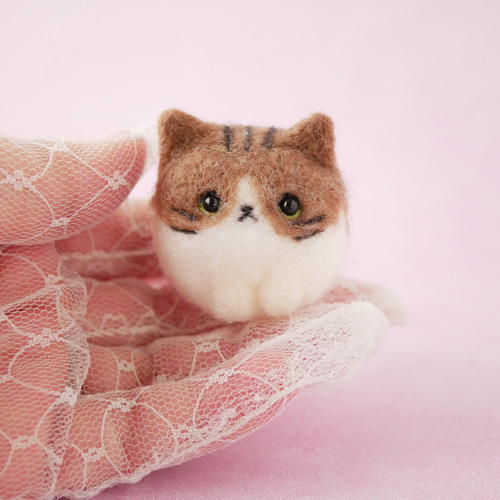 羊毛フェルト 猫 ぬいぐるみ ふわもち猫ちゃんマスコット｜羊毛フェルト・キジ白・手のひら