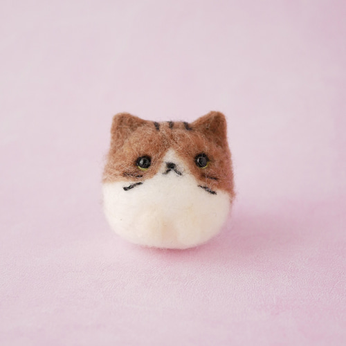 羊毛フェルト 猫ちゃん ふわもち猫ちゃんマスコット｜羊毛フェルト・キジ白・手のひら
