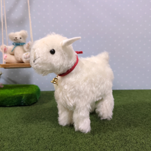 ヤギぬいぐるみ】雪のような白さ — ベルを携えたドイツ製モヘアのヤギ