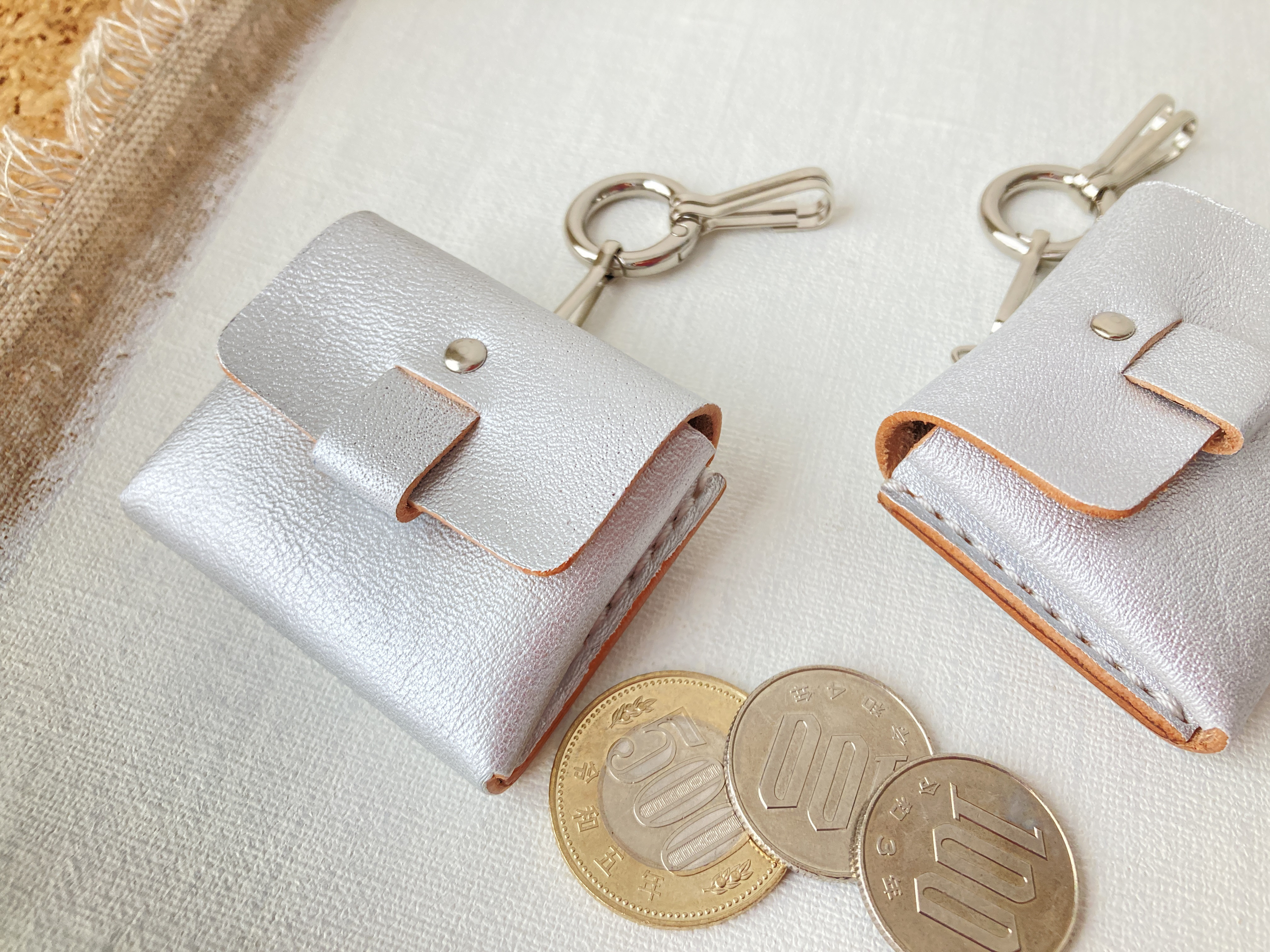 がま口　ポーチ　ミニ財布　コインケース　小銭入れ　　シルバー シルバー》ちびバッグ・コインケース〔丸カラビナ付き〕ミニ財布