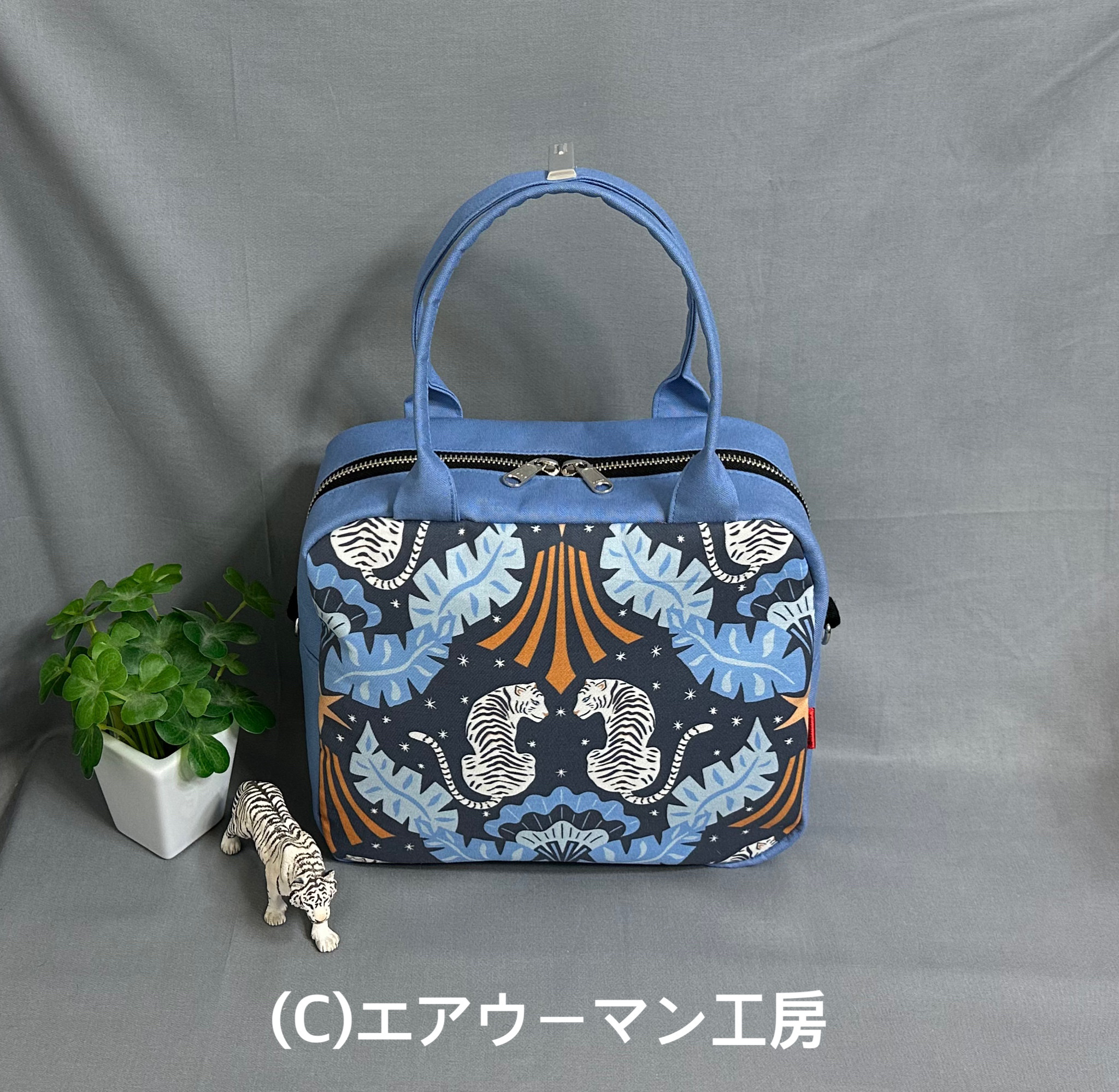 ホワイトタイガーの柄の輸入生地とブルーの１１号帆布で作った両開きファスナーのスクエアミニボストンバッグ