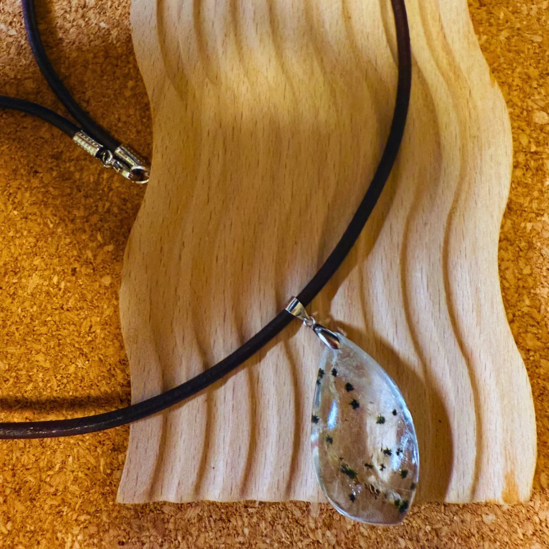 【超希少】ホーランダイトインクォーツ 35x20mmリーフ レザーチョーカー