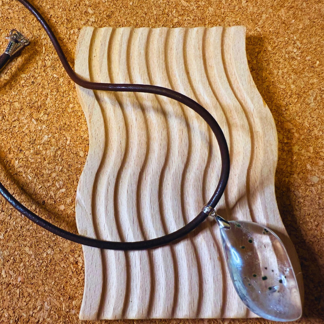 【超希少】Silver925 ホーランダイトインクォーツ 40x25mm リーフ レザーチョーカー