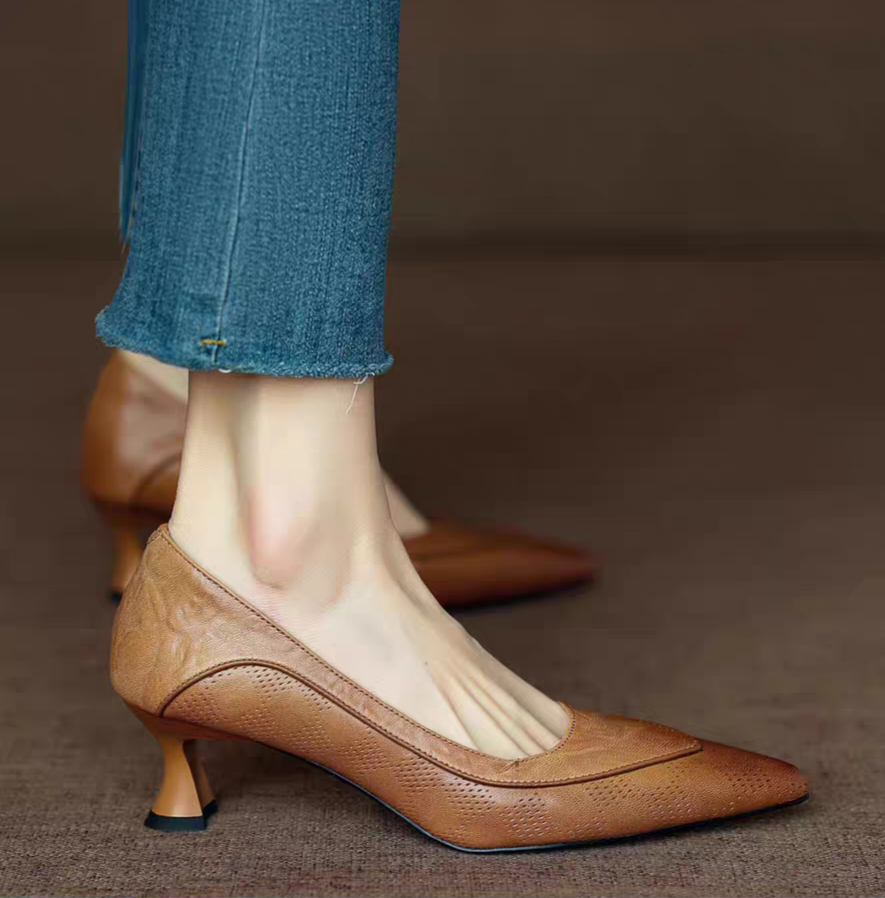 カットラインにこだわり、足がすっきり綺麗に見えるデザインに。 レディース パンプス ポインテッドトゥパンプス ヒール
