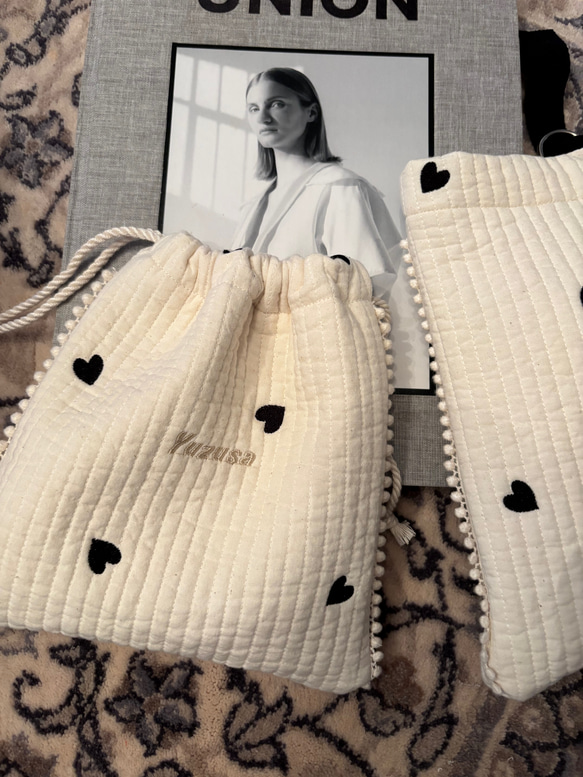 new⭐︎ヌビ黒ハート柄名入れ刺繍ポーチ　シューズポーチ　NUBI 名入れ　巾着ポーチ 入園グッズ　上履き袋 4枚目の画像