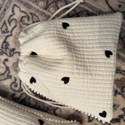 new⭐︎ヌビ黒ハート柄名入れ刺繍ポーチ　シューズポーチ　NUBI 名入れ　巾着ポーチ 入園グッズ　上履き袋 6枚目の画像