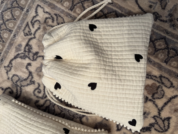 new⭐︎ヌビ黒ハート柄名入れ刺繍ポーチ　シューズポーチ　NUBI 名入れ　巾着ポーチ 入園グッズ　上履き袋 6枚目の画像