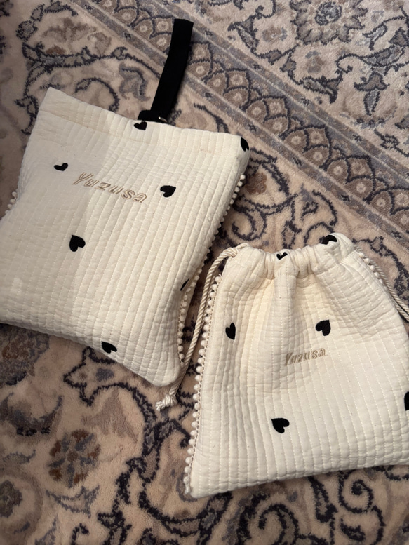 new⭐︎ヌビ黒ハート柄名入れ刺繍ポーチ　シューズポーチ　NUBI 名入れ　巾着ポーチ 入園グッズ　上履き袋 2枚目の画像