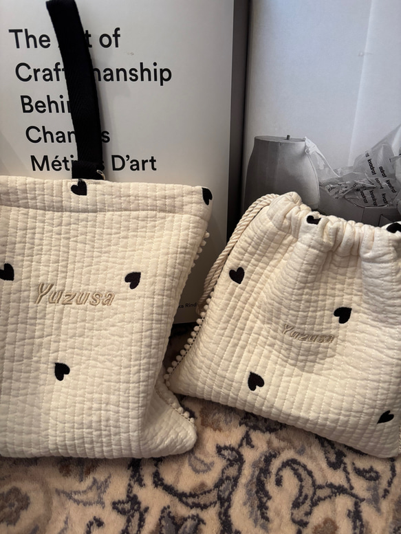 new⭐︎ヌビ黒ハート柄名入れ刺繍ポーチ　シューズポーチ　NUBI 名入れ　巾着ポーチ 入園グッズ　上履き袋 1枚目の画像