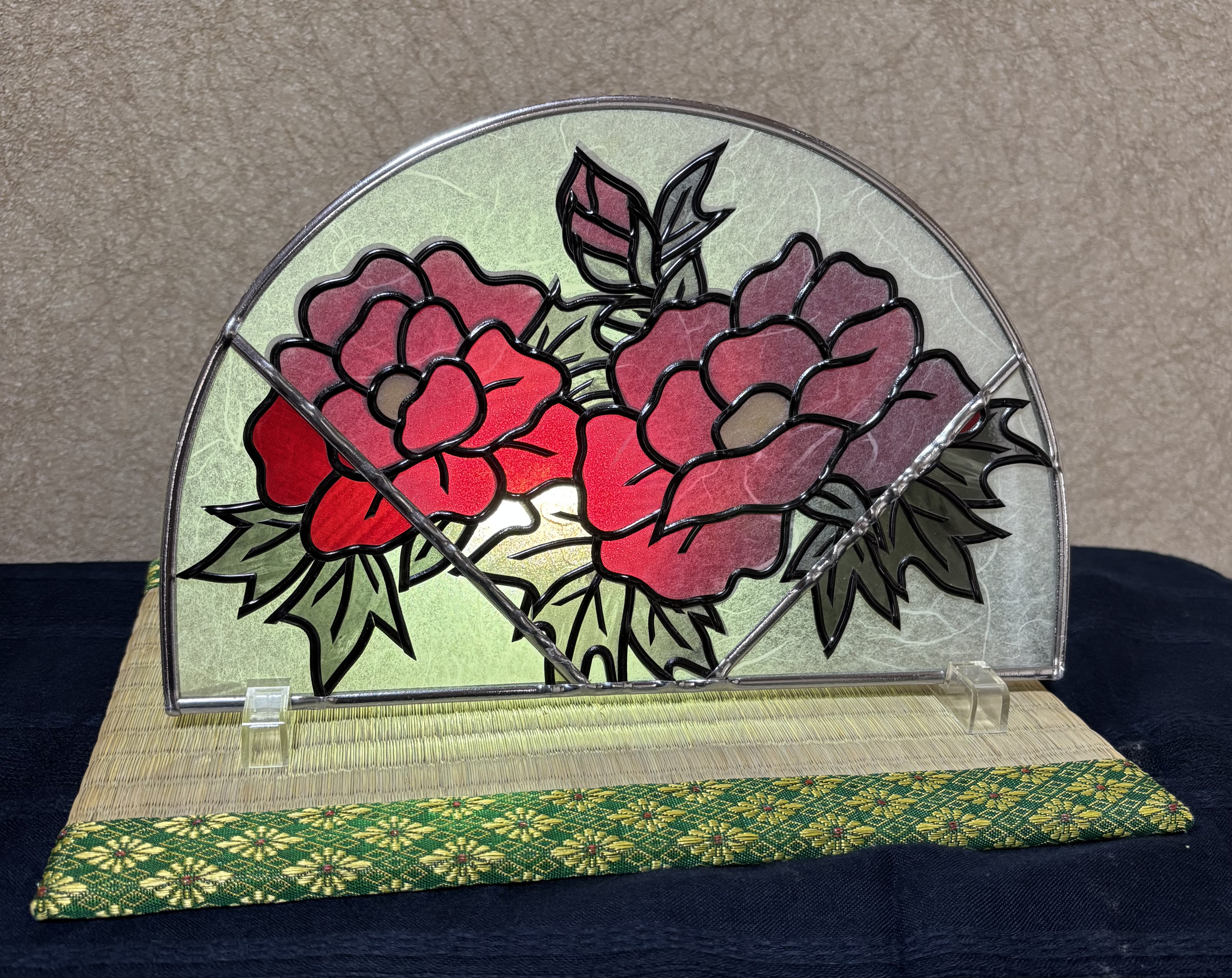 牡丹の半円飾り盾＊グラスアート作品＊赤いボタン柄