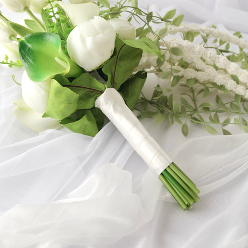 マーメイドドレスにぴったり♪シンプルで洗練された横抱きブーケ