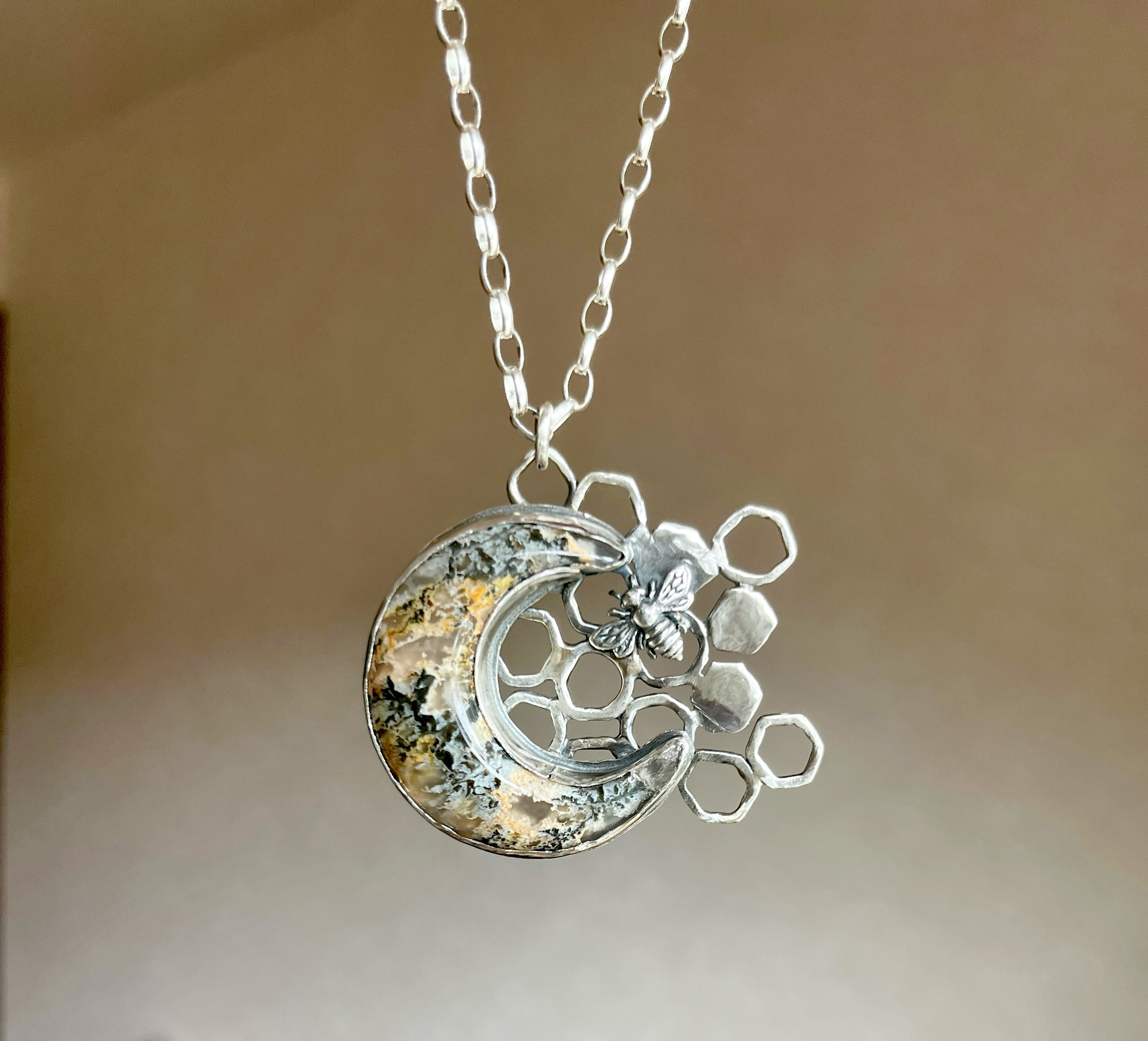 蜜蜂と月の天然石ネックレス ハニービームーン　シルバー925