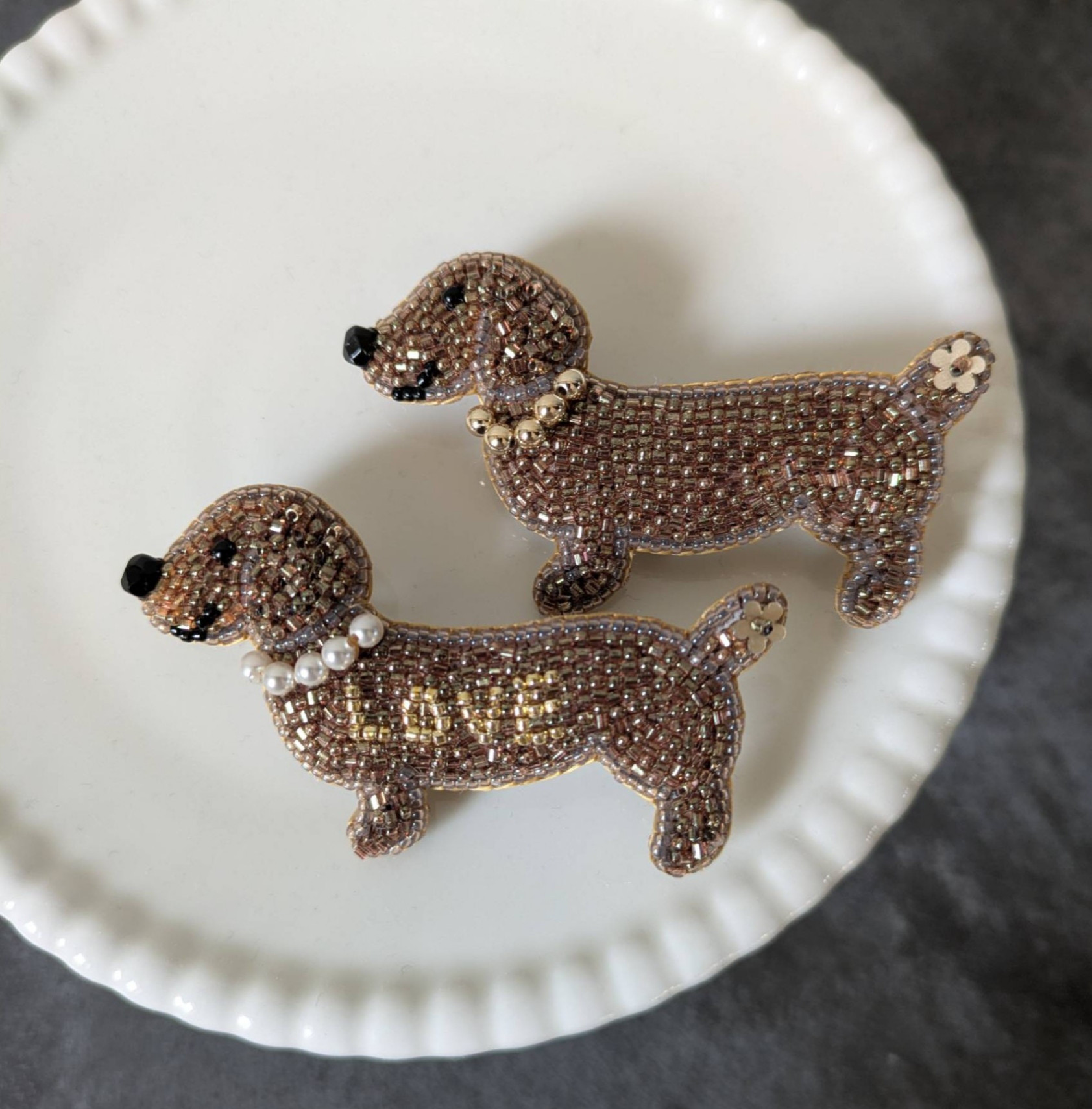 【ブローチ】お散歩ダックスフンド