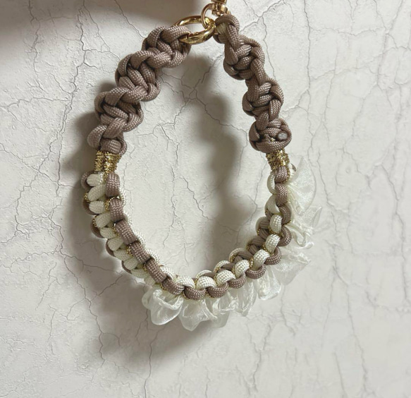 受注制作　ハンドストラップ　スマホストラップ　パラコード　ハンドメイド　大人可愛い　上品　 2枚目の画像