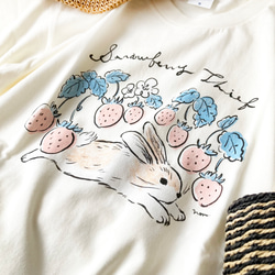【７月下旬発送】苺泥棒うさぎＴシャツ（クリーム）｜半袖〔動物シリーズ〕 5枚目の画像
