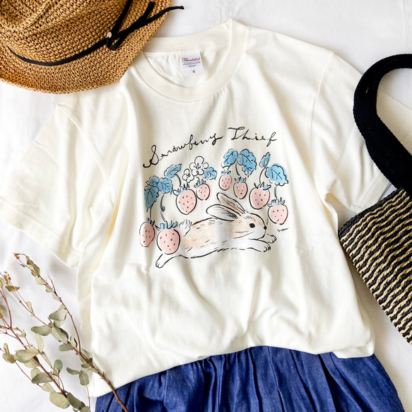 【７月下旬発送】苺泥棒うさぎＴシャツ（クリーム）｜半袖〔動物シリーズ〕 1枚目の画像