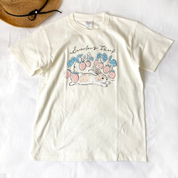 【７月下旬発送】苺泥棒うさぎＴシャツ（クリーム）｜半袖〔動物シリーズ〕 4枚目の画像