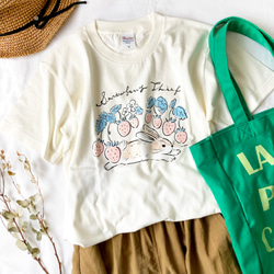 【７月下旬発送】苺泥棒うさぎＴシャツ（クリーム）｜半袖〔動物シリーズ〕 3枚目の画像