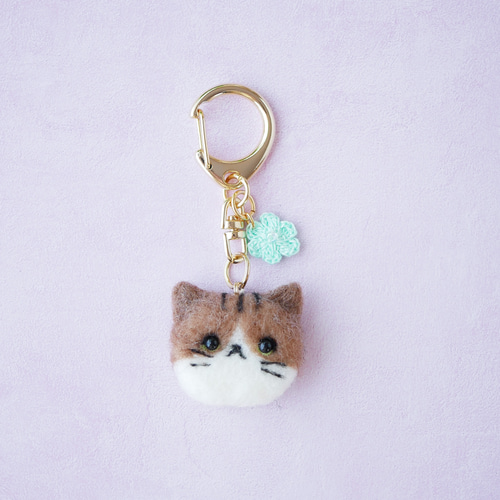豆猫HOLDCATキーホルダー No.11キジ白〜特製豆猫トレカ付き キジ白猫とお花キーホルダー|バッグにつけて一緒にお出かけ ギフト