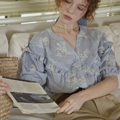 爽やかブルーのフラワー刺繍コットン地 Vネックフリルののブラウス