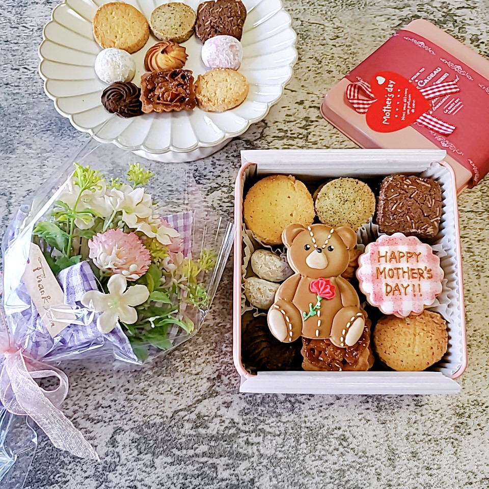 【母の日ギフト2025】テディベアクッキー缶【ブーケ付き】