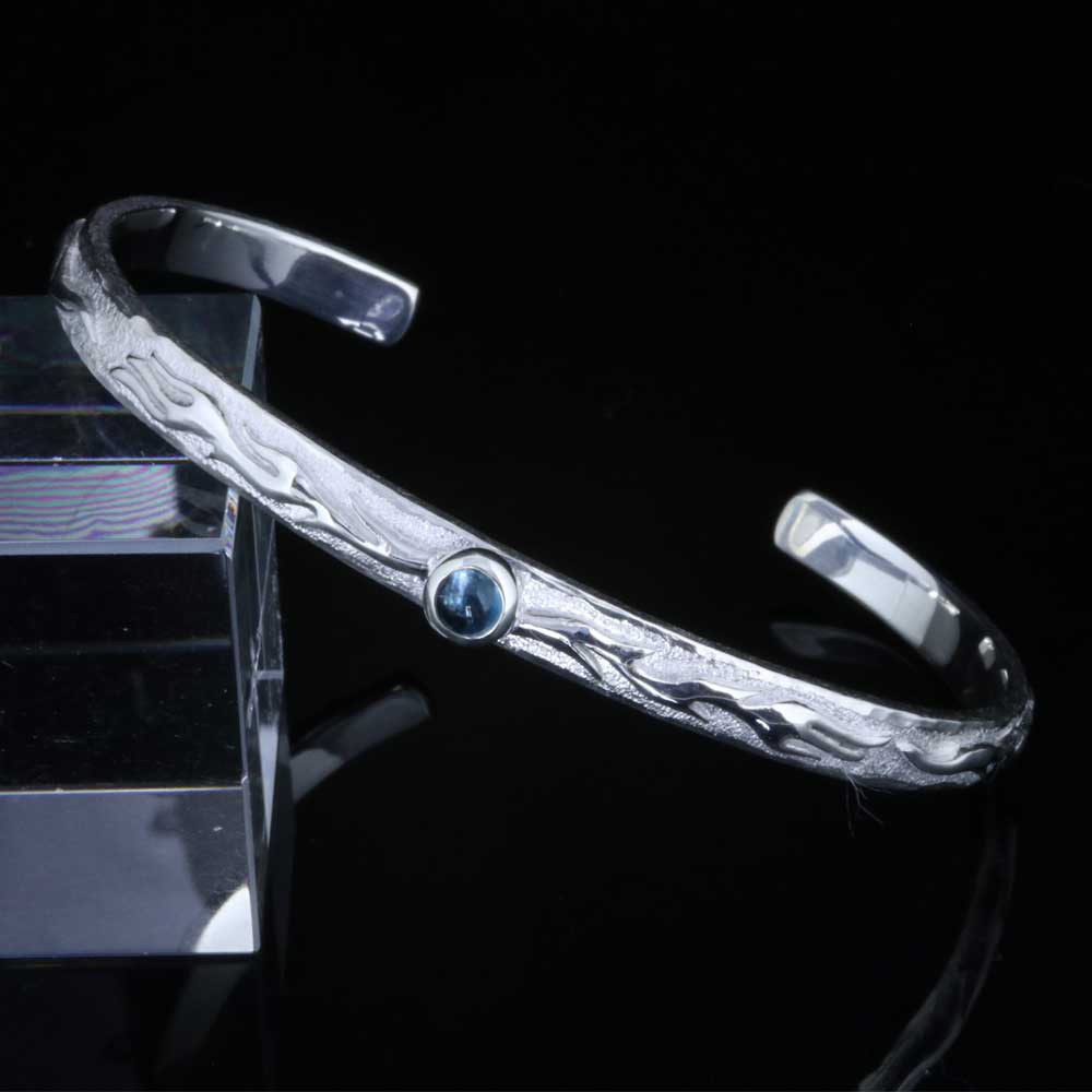 バングル メンズ : 火焔 炎 平打ち バングル 天然石付き 白仕上げ シルバー シンプル S/M/L B-140