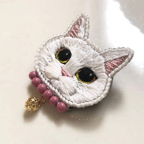 白猫】手刺繍ブローチ 2way仕様(バッグチャームオプションあり) 愛猫と