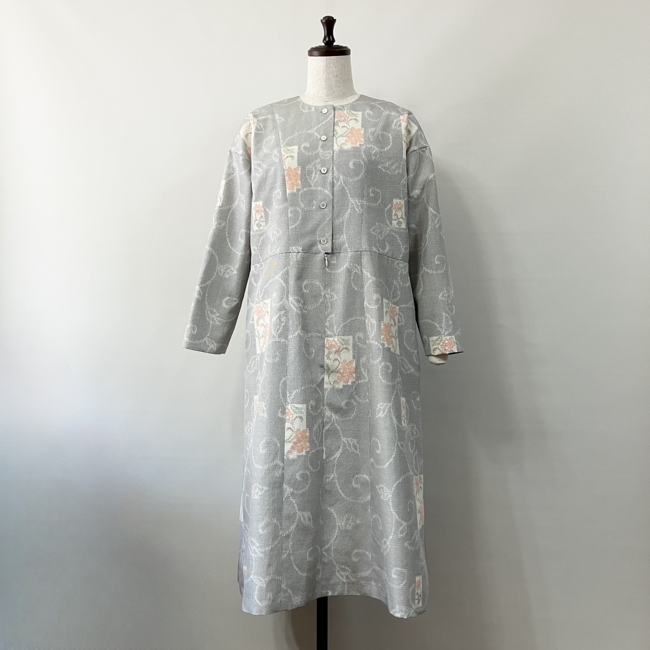 白紬の着物からワンピース。自然に広がるAラインが着やすくおしゃれ。お正月にいかがでしょうか。