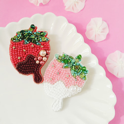 【新作】苺 ビーズ刺繍 Strawberry ブローチ キーホルダー 1枚目の画像
