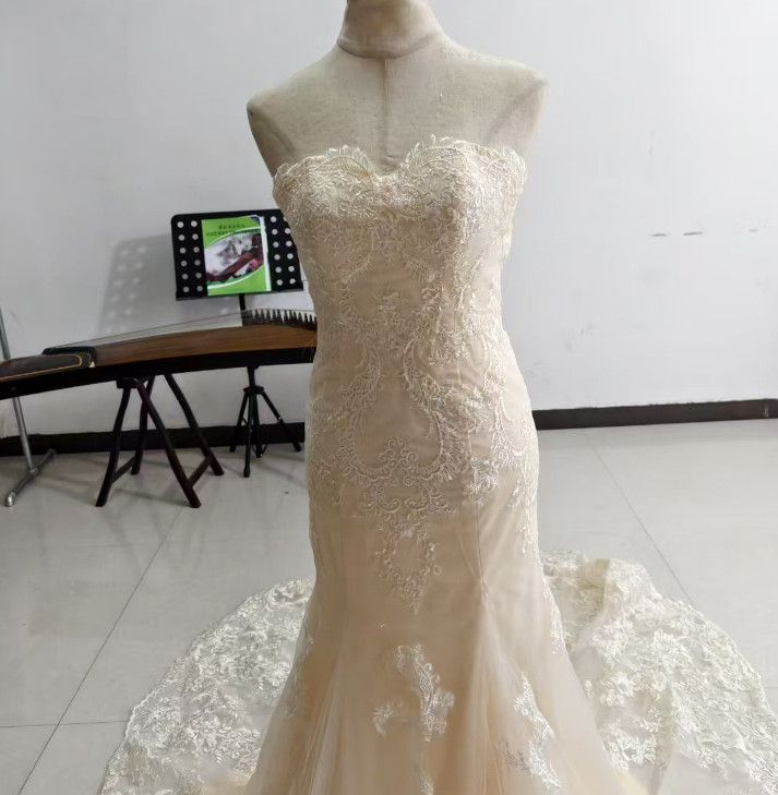 豪華！ウェディングドレス シャンパン色 ベアトップ マーメイドライン レース 華やかなトレーン 編み上げ 結婚式