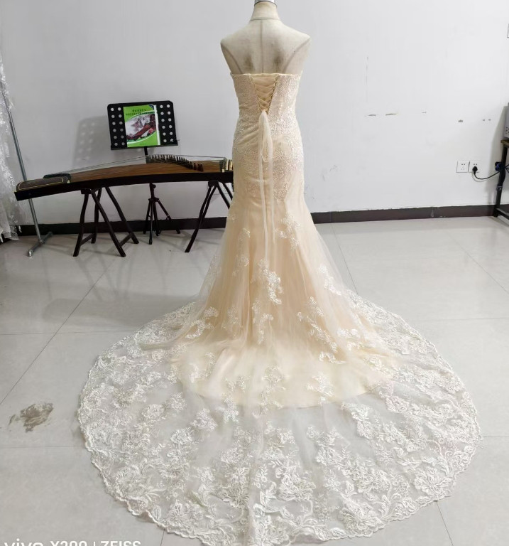 豪華！ウェディングドレス シャンパン色 ベアトップ マーメイドライン レース 華やかなトレーン 編み上げ 結婚式