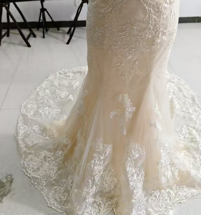 豪華！ウェディングドレス シャンパン色 ベアトップ マーメイドライン レース 華やかなトレーン 編み上げ 結婚式