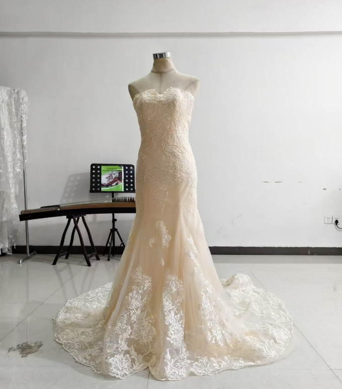 豪華！ウェディングドレス シャンパン色 ベアトップ マーメイドライン レース 華やかなトレーン 編み上げ 結婚式
