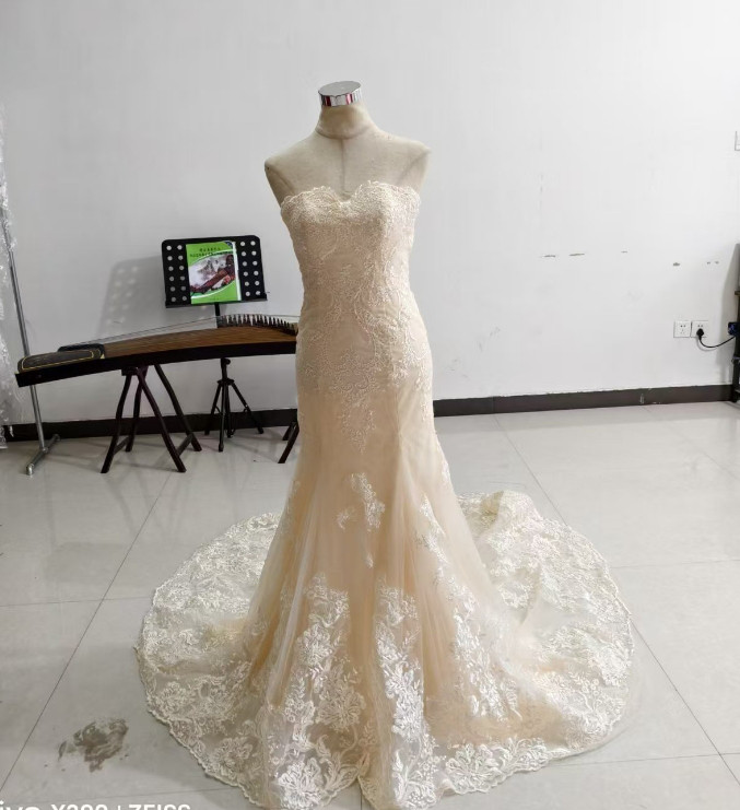 豪華！ウェディングドレス シャンパン色 ベアトップ マーメイドライン レース 華やかなトレーン 編み上げ 結婚式