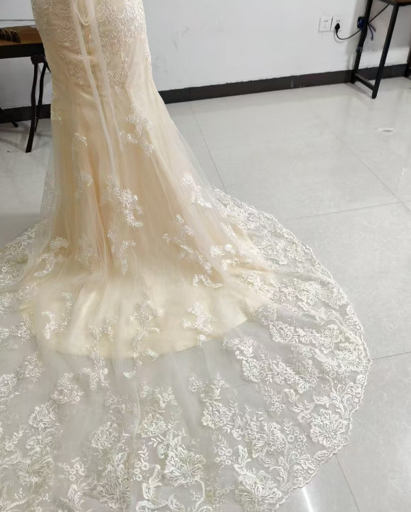 豪華！ウェディングドレス シャンパン色 ベアトップ マーメイドライン レース 華やかなトレーン 編み上げ 結婚式