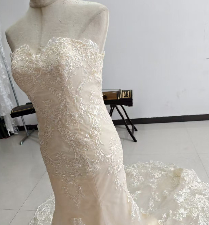 豪華！ウェディングドレス シャンパン色 ベアトップ マーメイドライン レース 華やかなトレーン 編み上げ 結婚式